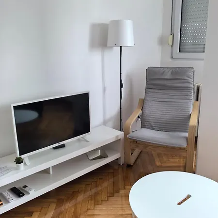 Jela Apartament *